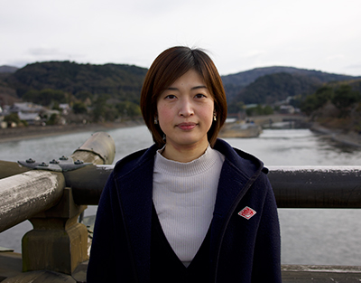 出張 裕美先生画像